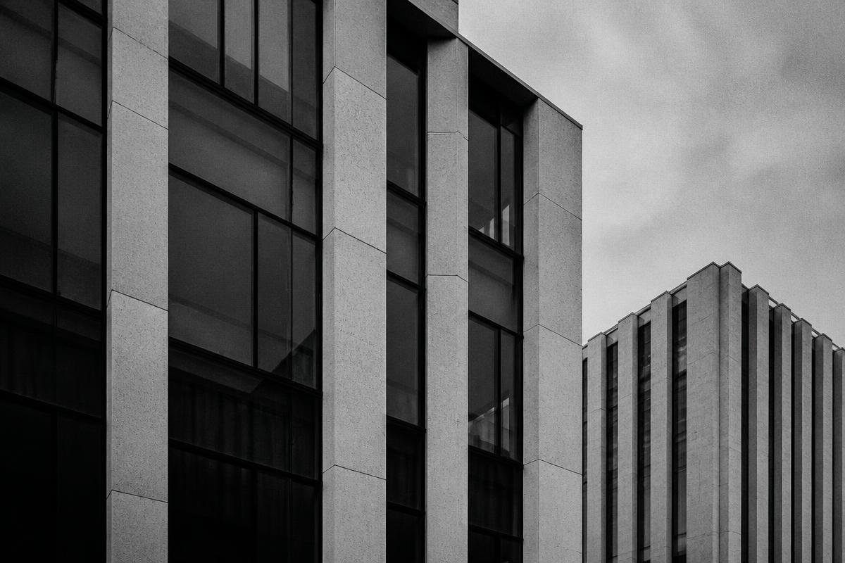 Fassade eines modernen Bürogebäudes in Schwarzweiß